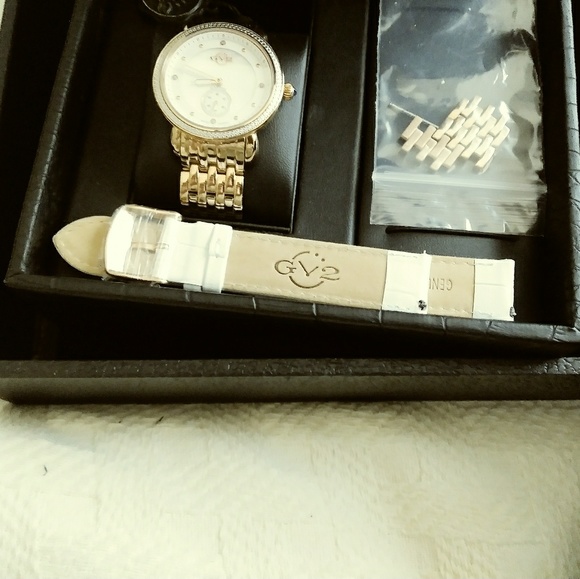 Nearly New GV2 Rose Goldtone Watch - Picture 3 of 6